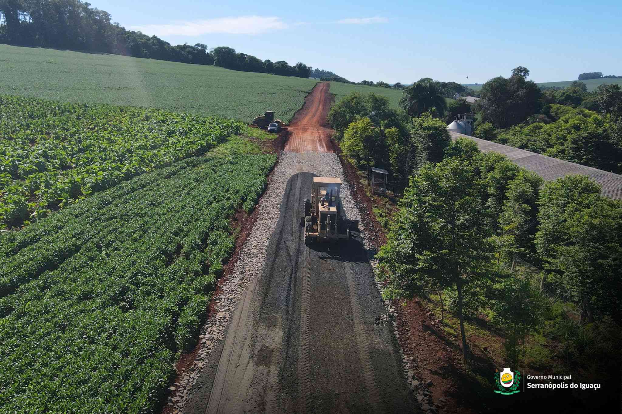 Asfalto começa a tomar forma na Linha Pinheirinho