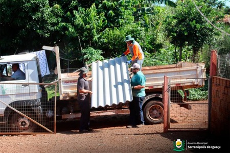 Governo Municipal entrega telhas para famílias atingidas por chuva de granizo